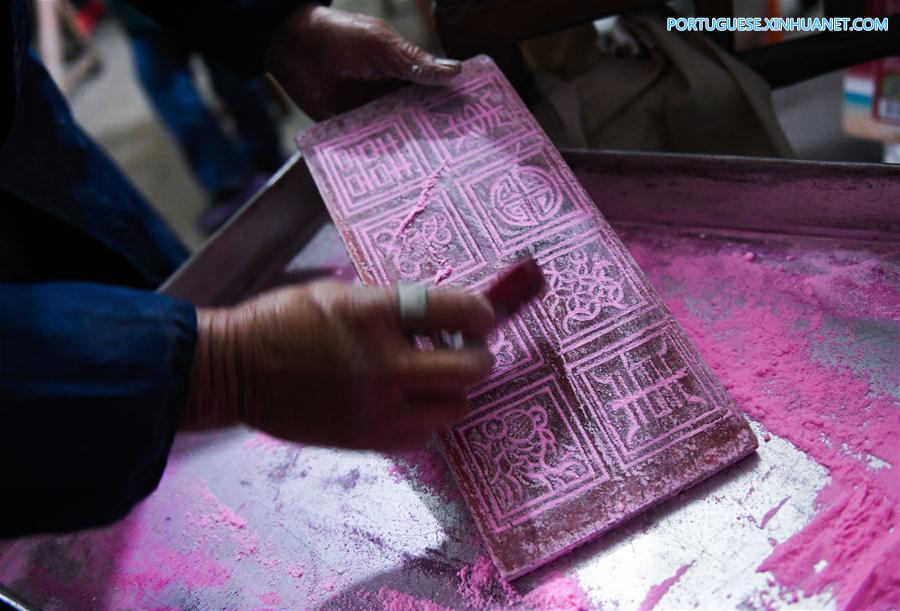 Alde?es preparam bolo de arroz tradicional para receber Ano Novo lunar em Zhejiang