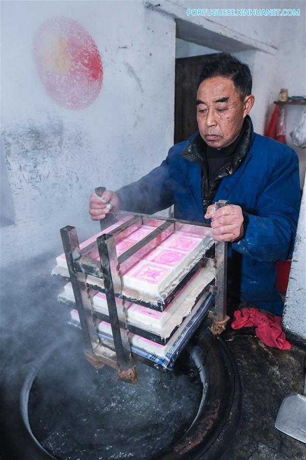 Alde?es preparam bolo de arroz tradicional para receber Ano Novo lunar em Zhejiang
