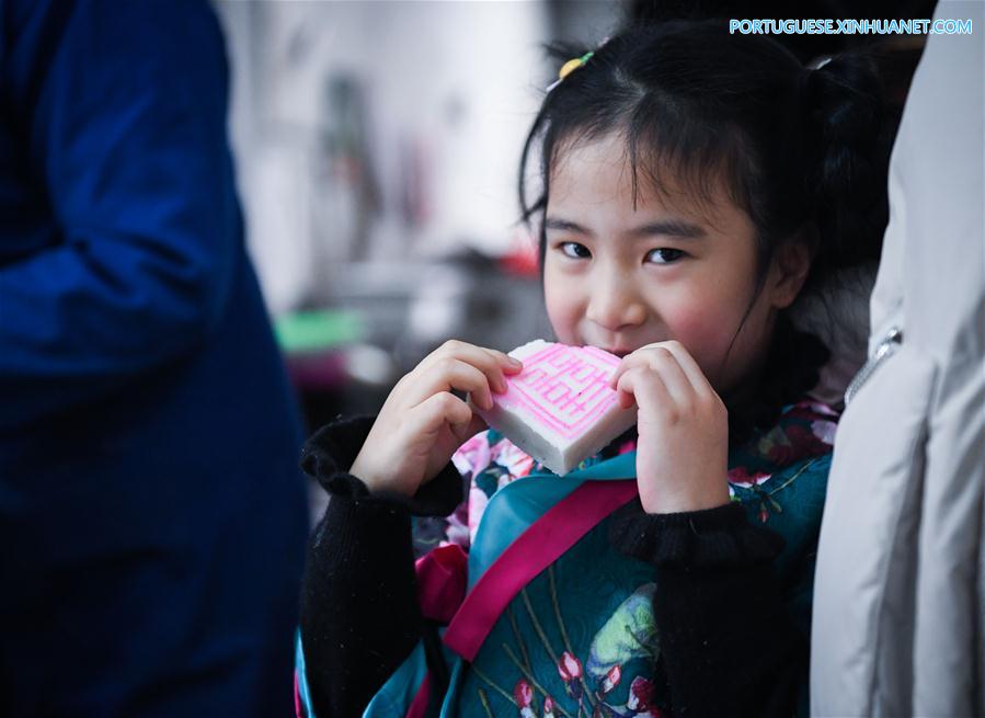 Alde?es preparam bolo de arroz tradicional para receber Ano Novo lunar em Zhejiang
