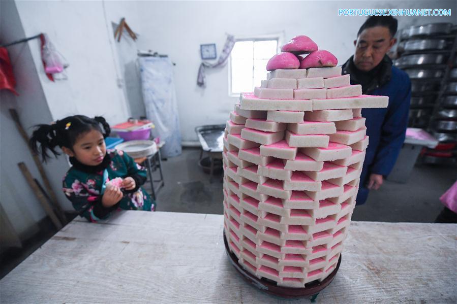 Alde?es preparam bolo de arroz tradicional para receber Ano Novo lunar em Zhejiang