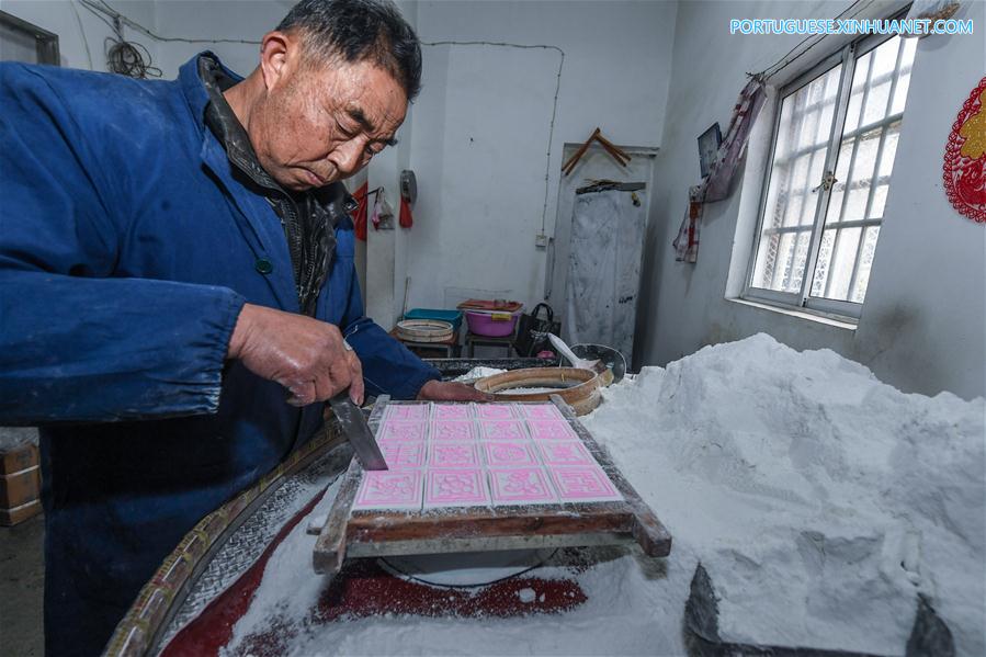 Alde?es preparam bolo de arroz tradicional para receber Ano Novo lunar em Zhejiang