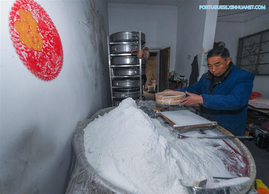 Alde?es preparam bolo de arroz tradicional para receber Ano Novo lunar em Zhejiang