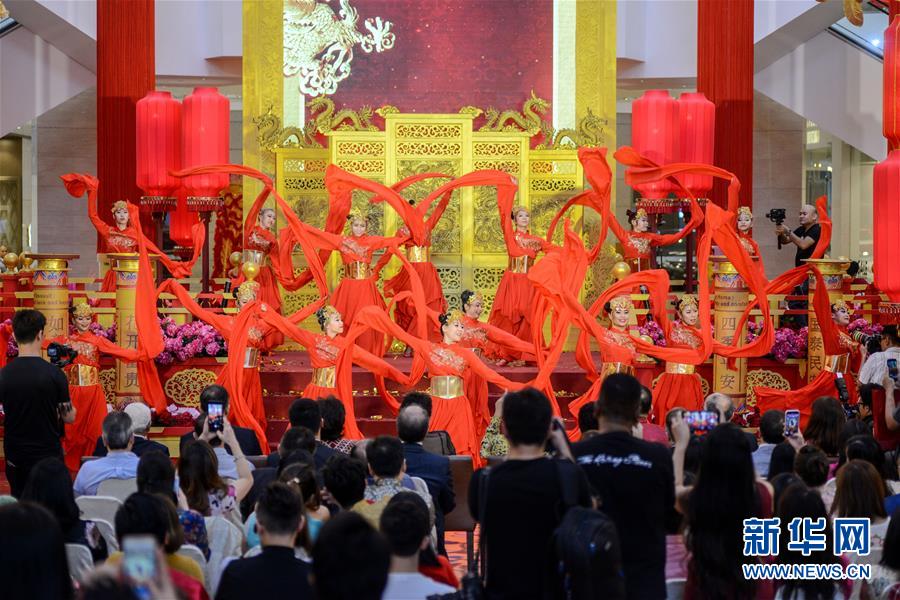 Centro comercial em Kuala Lumpur prepara recep??o do Ano Novo Lunar 