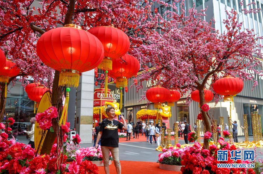 Centro comercial em Kuala Lumpur prepara recep??o do Ano Novo Lunar 