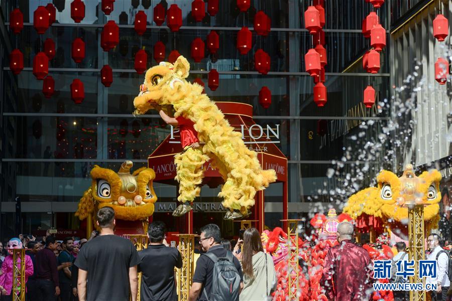 Centro comercial em Kuala Lumpur prepara recep??o do Ano Novo Lunar 