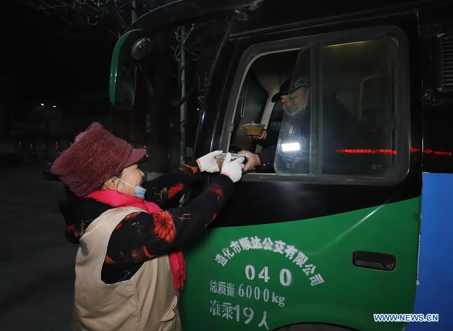 Chineses provam Mingau de Laba para celebrar Festival Laba