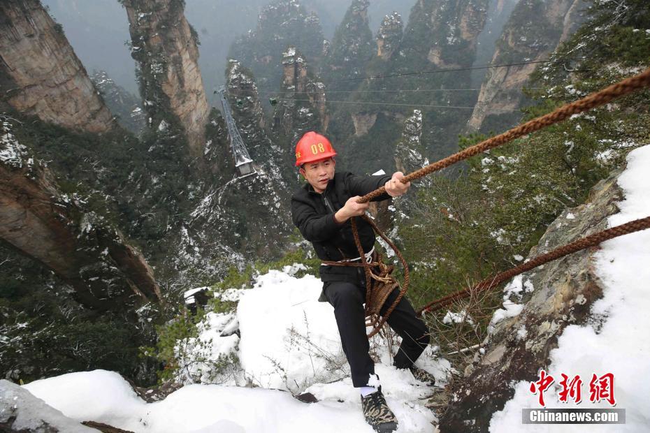 Galeria: Varredor recolhe lixo em penhasco turístico