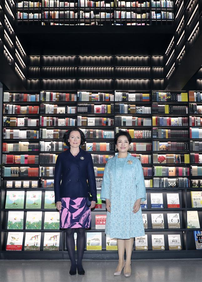 Peng Liyuan assiste a apresenta??o com primeira-dama finlandesa