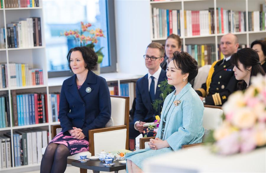 Peng Liyuan assiste a apresenta??o com primeira-dama finlandesa
