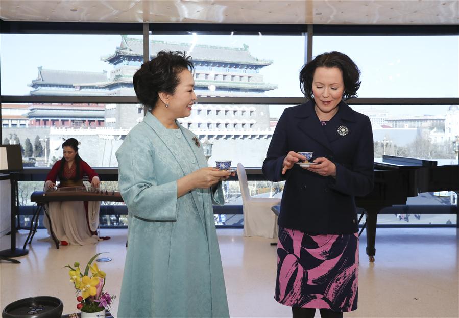 Peng Liyuan assiste a apresenta??o com primeira-dama finlandesa