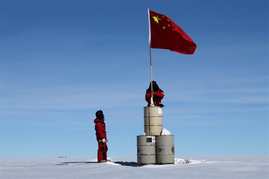 Fotos: Equipe da 35a expedi??o antártica na área do Dome Argus