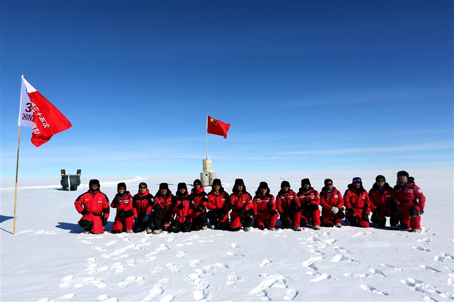 Fotos: Equipe da 35a expedi??o antártica na área do Dome Argus