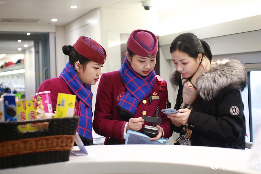 Comissárias de bordo gêmeas preparam-se para o “Chunyun”