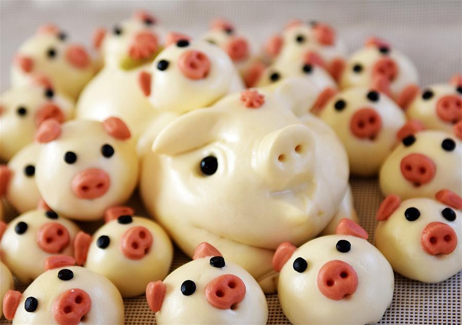 Alde?es fazem p?es cozidos no vapor em formato de porco para saudar Ano Novo Lunar