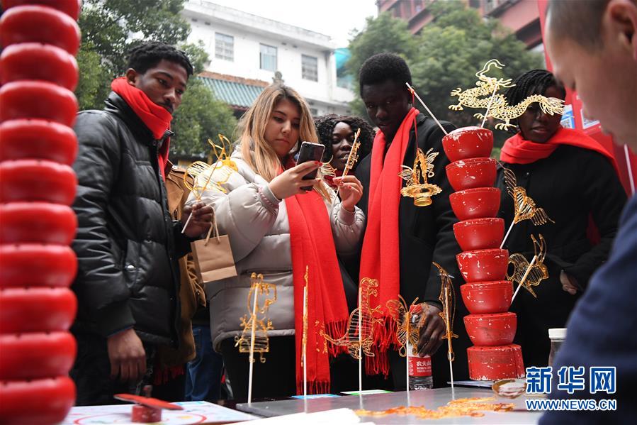 Estudantes estrangeiros aparecem na feira do templo 