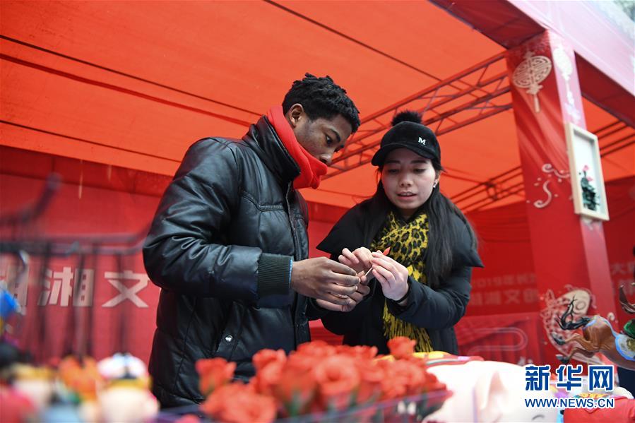 Estudantes estrangeiros aparecem na feira do templo 