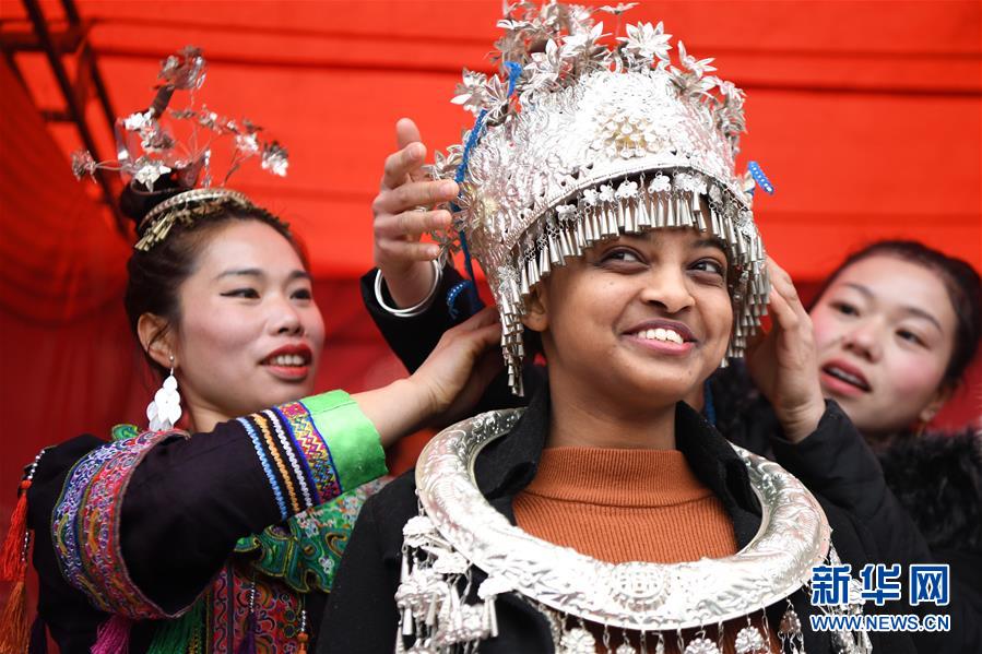 Estudantes estrangeiros aparecem na feira do templo 