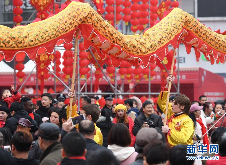 Estudantes estrangeiros aparecem na feira do templo 