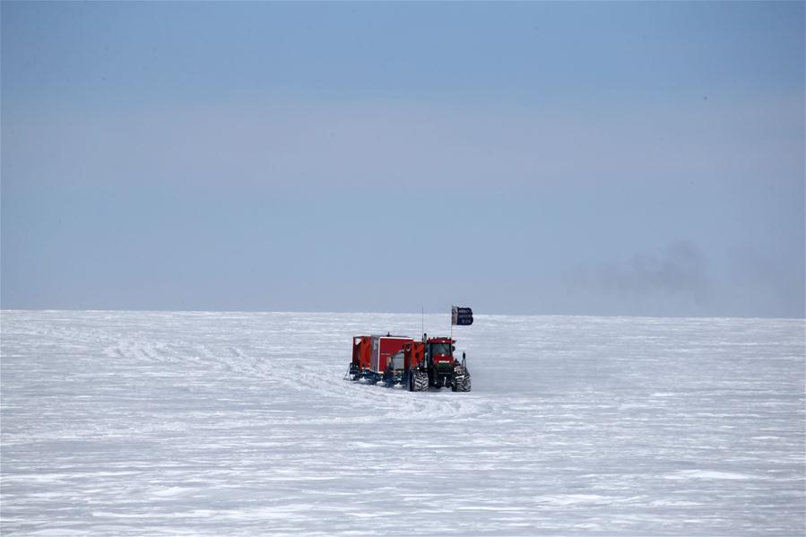 Equipe chinesa Kunlun da 35a expedi??o antártica da China se retira de pico da geleira no interior da Antártida