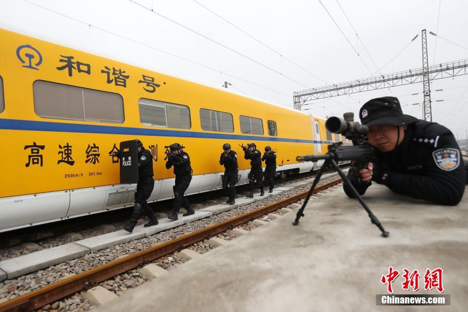 Polícia ferroviária de Wuhan realiza exercício de prepara??o para pico de viagens do Festival da Primavera
