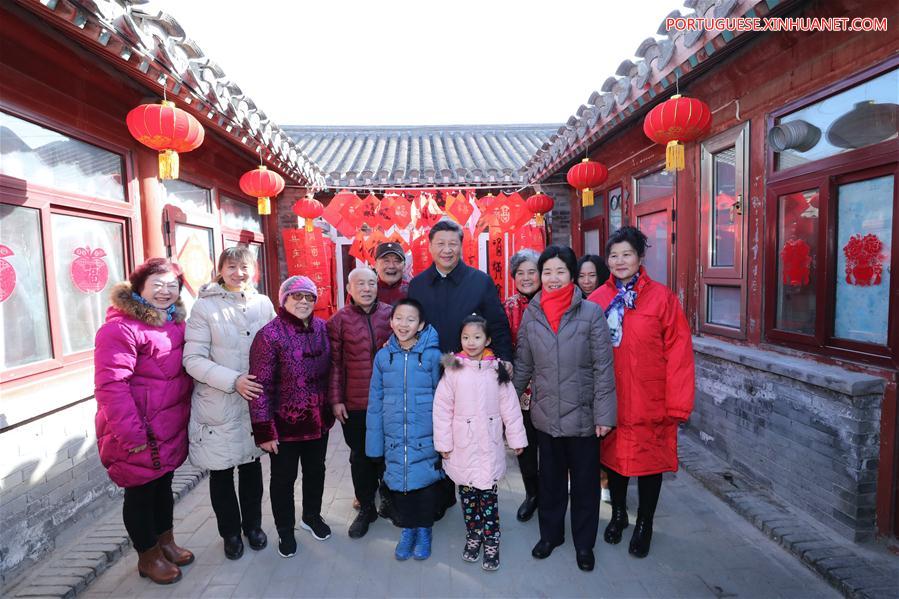 Xi visita quadros e residentes em Beijing antes da Festa da Primavera