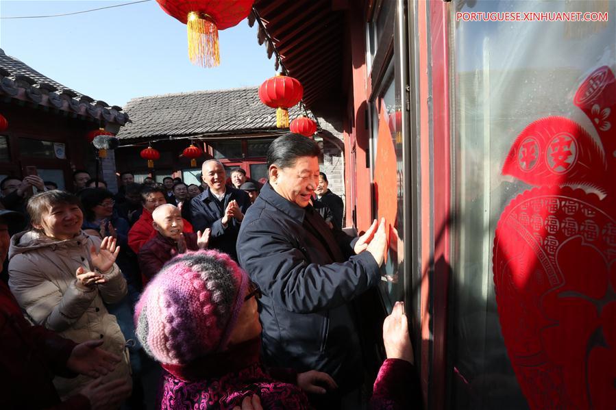 Xi visita quadros e residentes em Beijing antes da Festa da Primavera