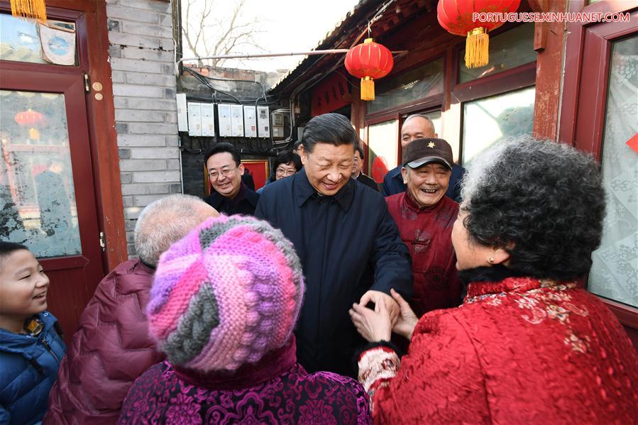 Xi visita quadros e residentes em Beijing antes da Festa da Primavera