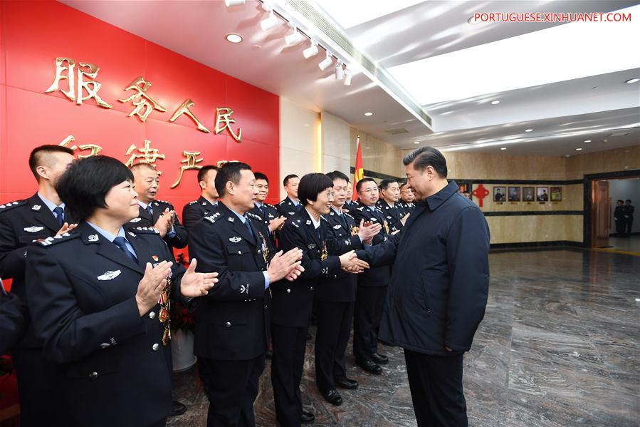 Xi visita quadros e residentes em Beijing antes da Festa da Primavera