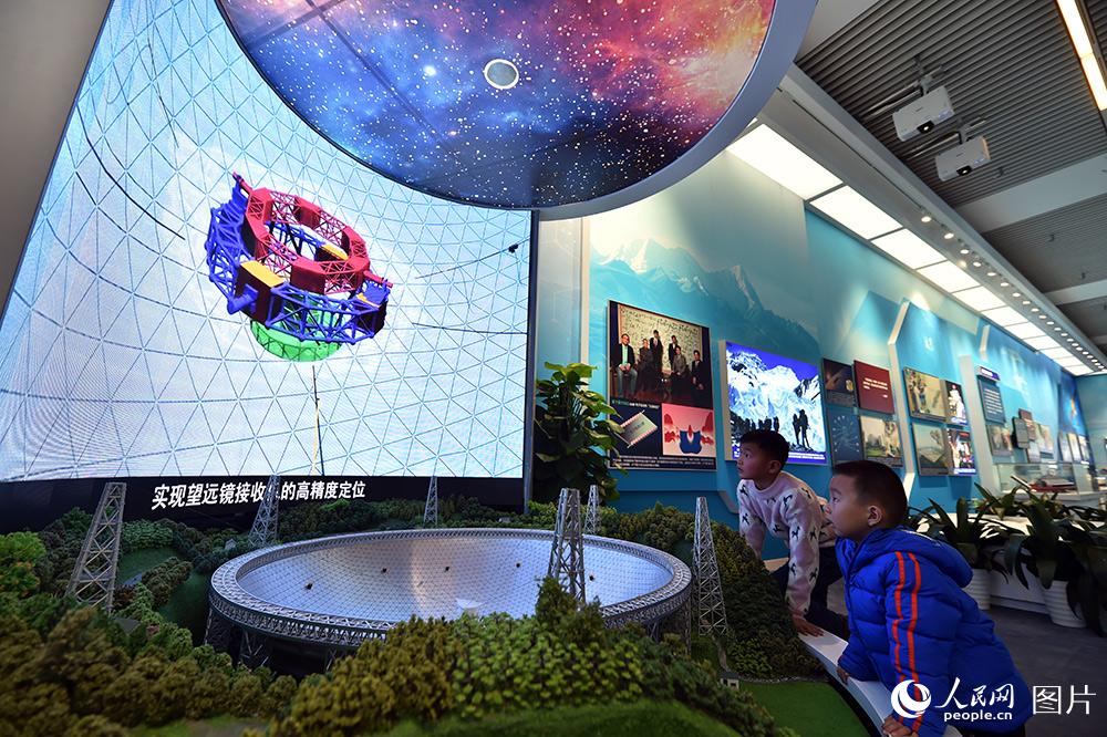 Estudantes visitam exposi??o sobre as mudan?as da reforma e abertura durante férias do inverno