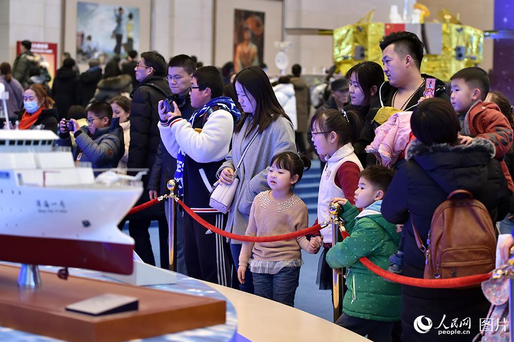 Estudantes visitam exposi??o sobre as mudan?as da reforma e abertura durante férias do inverno