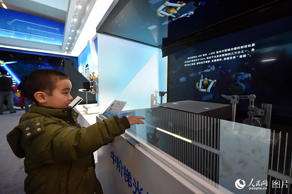 Estudantes visitam exposi??o sobre as mudan?as da reforma e abertura durante férias do inverno