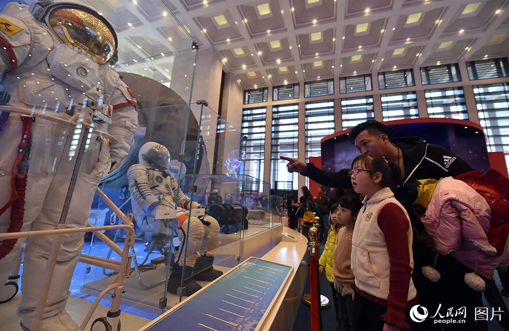 Estudantes visitam exposi??o sobre as mudan?as da reforma e abertura durante férias do inverno