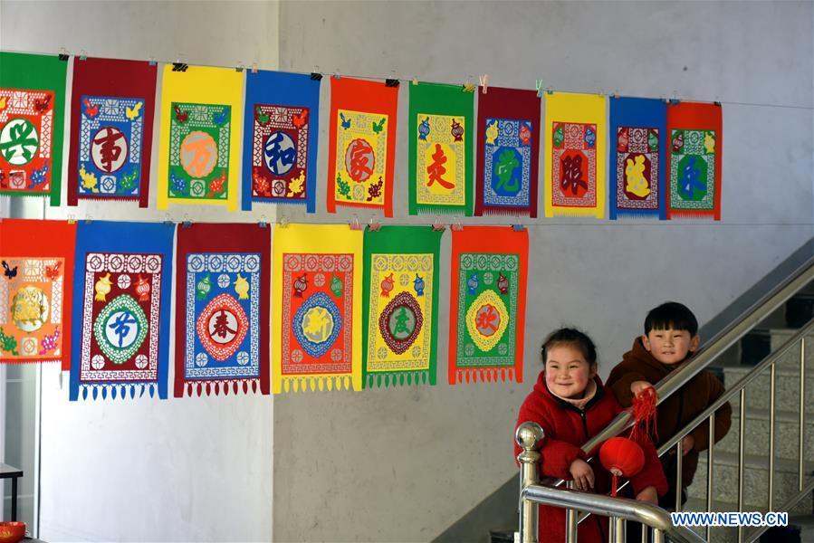 Shandong: Artes?os preparam trabalhos de recorte de papel para receber o Festival da Primavera