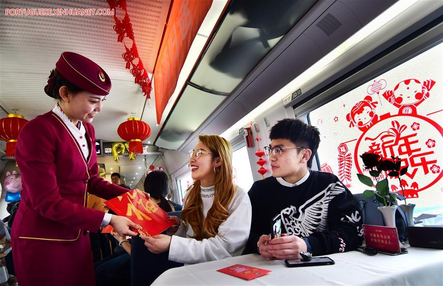 Funcionários de trens-bala realizam atividades para saudar passageiros antes do Festival da Primavera