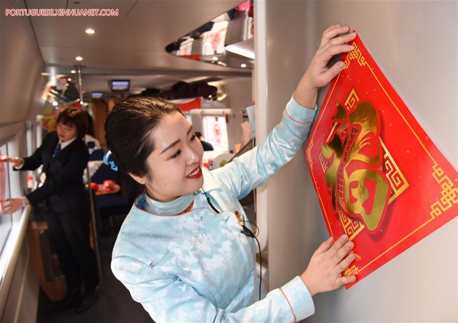 Funcionários de trens-bala realizam atividades para saudar passageiros antes do Festival da Primavera