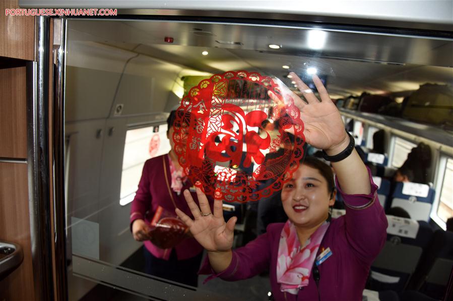 Funcionários de trens-bala realizam atividades para saudar passageiros antes do Festival da Primavera