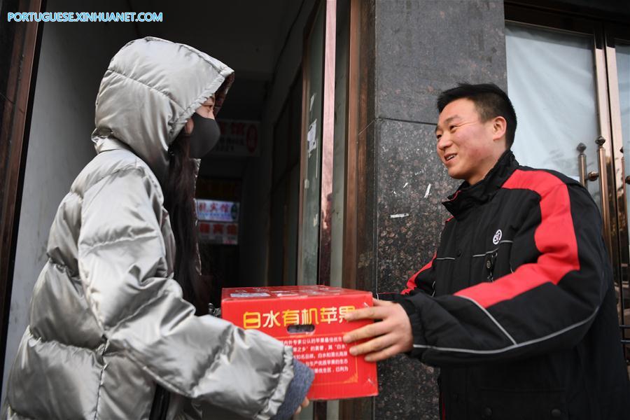 Entregador trabalha de plant?o durante Festival da Primavera em Xi'an