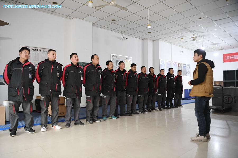 Entregador trabalha de plant?o durante Festival da Primavera em Xi'an