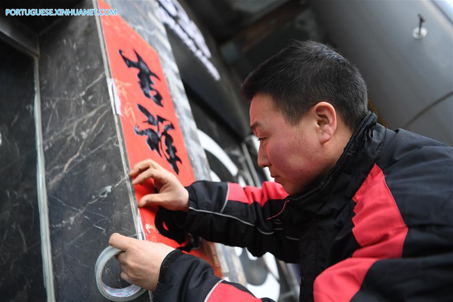 Entregador trabalha de plant?o durante Festival da Primavera em Xi'an