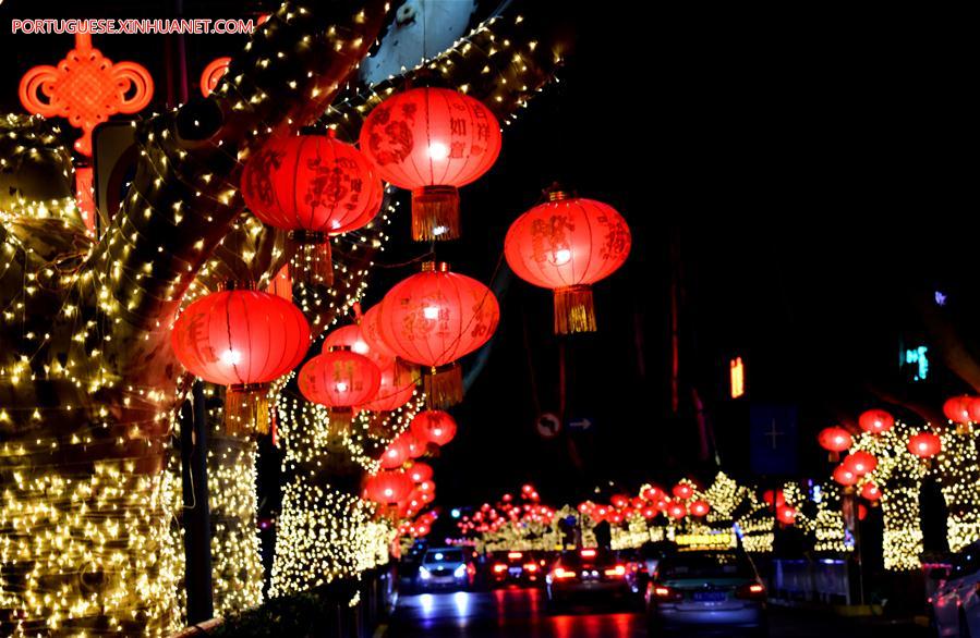 Ruas de Zhengzhou decoradas com lanternas do Festival da Primavera
