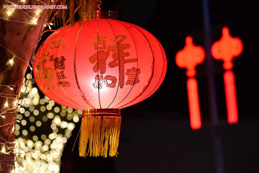 Ruas de Zhengzhou decoradas com lanternas do Festival da Primavera