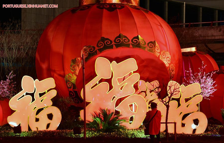 Ruas de Zhengzhou decoradas com lanternas do Festival da Primavera