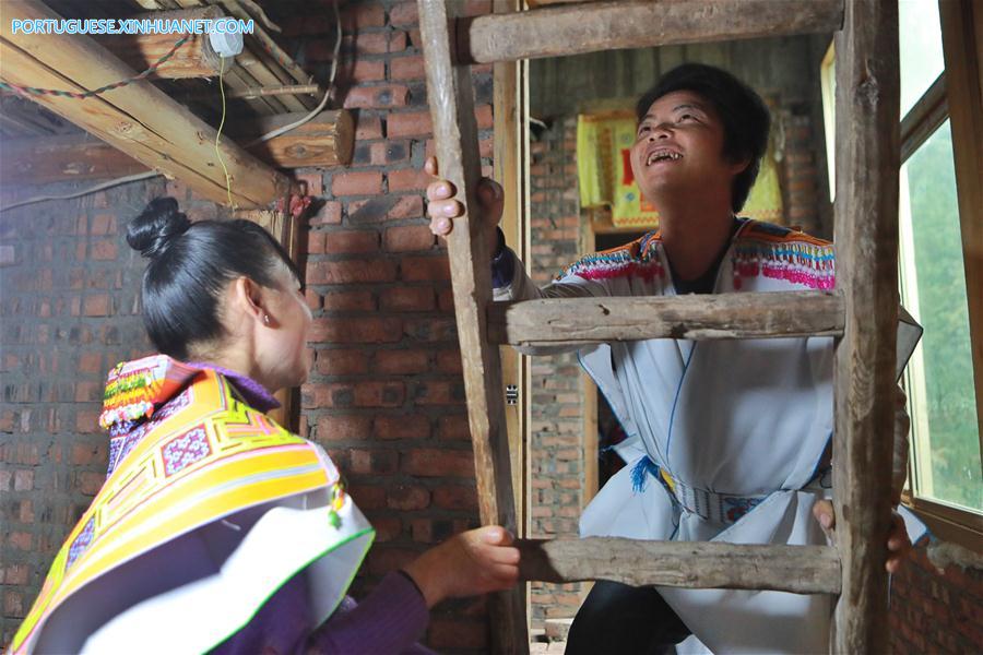 Casal do grupo étnico Miao passa seu primeiro Festival da Primavera após sair da pobreza em Guizhou