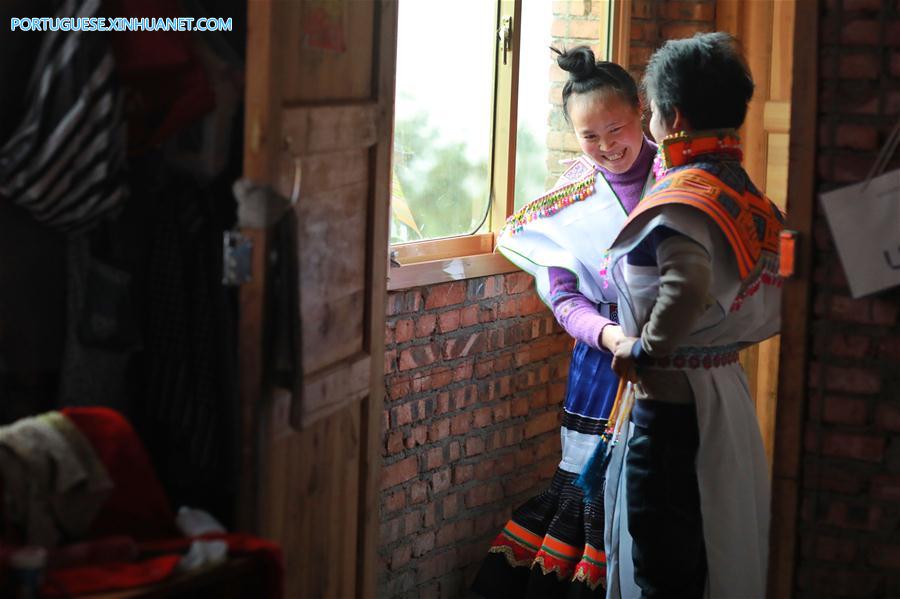 Casal do grupo étnico Miao passa seu primeiro Festival da Primavera após sair da pobreza em Guizhou