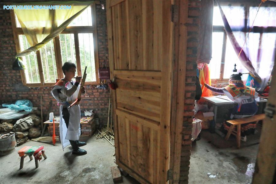 Casal do grupo étnico Miao passa seu primeiro Festival da Primavera após sair da pobreza em Guizhou