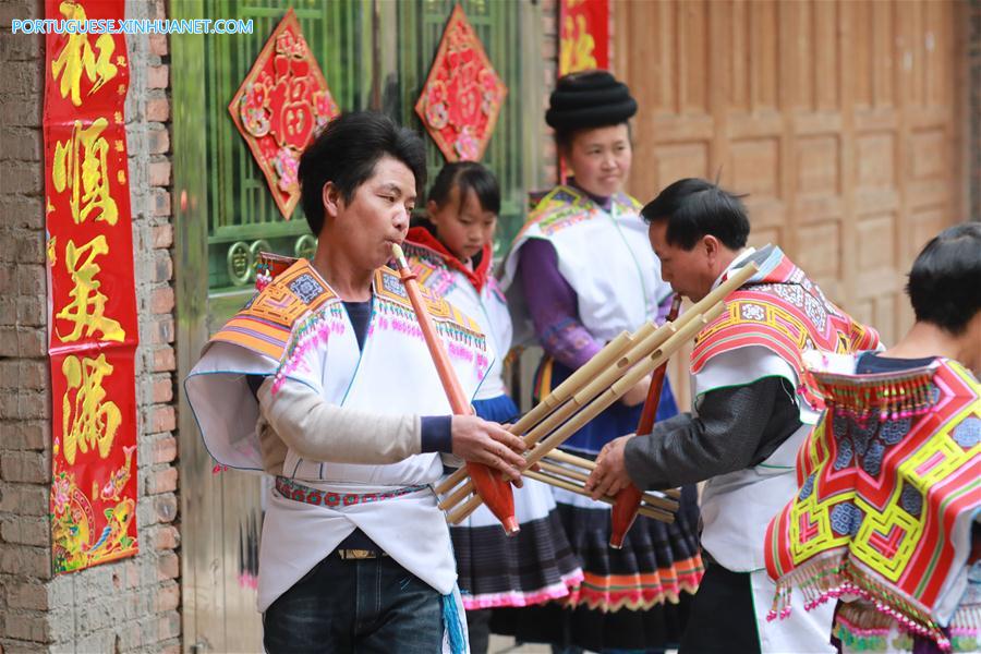 Casal do grupo étnico Miao passa seu primeiro Festival da Primavera após sair da pobreza em Guizhou
