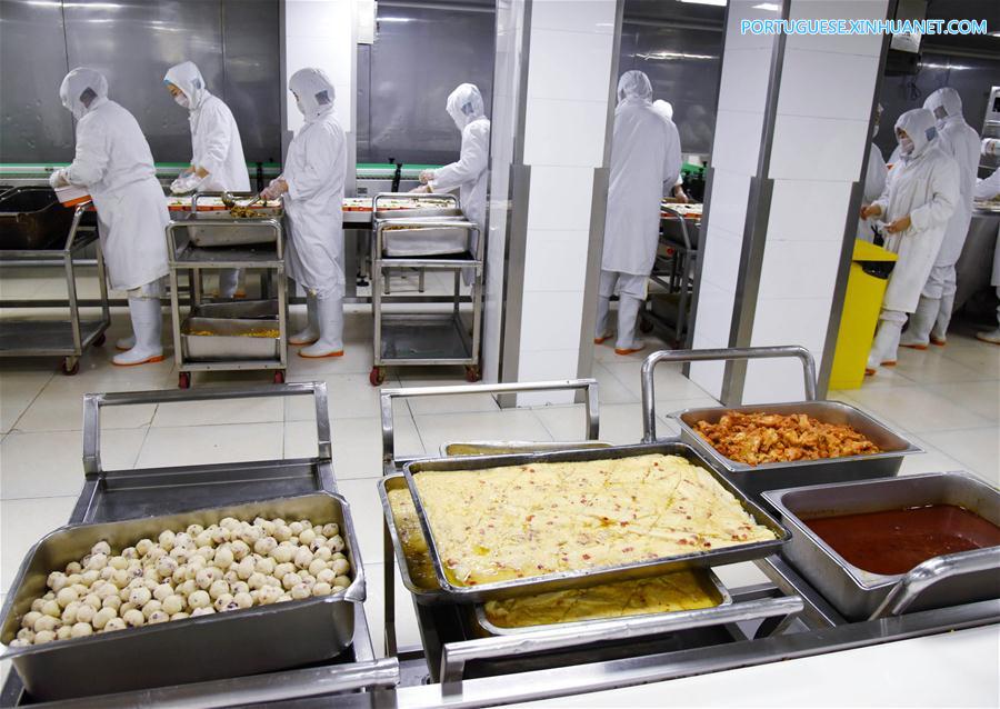 Refei??es embaladas em trens de alta velocidade s?o preparadas por empresas especializadas em servi?os de bufê