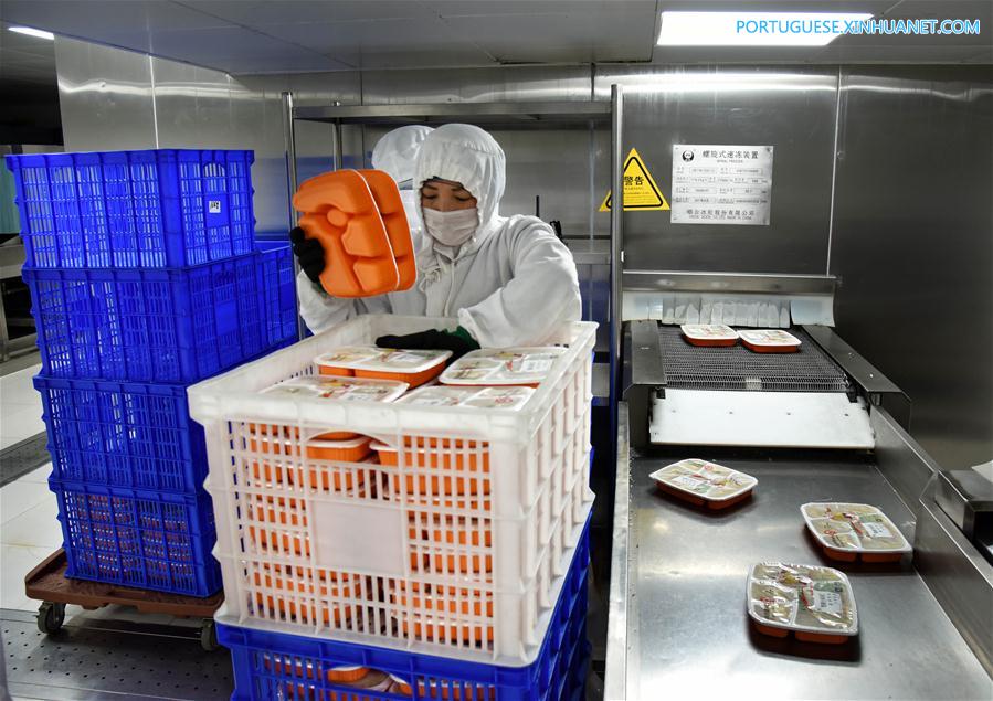 Refei??es embaladas em trens de alta velocidade s?o preparadas por empresas especializadas em servi?os de bufê