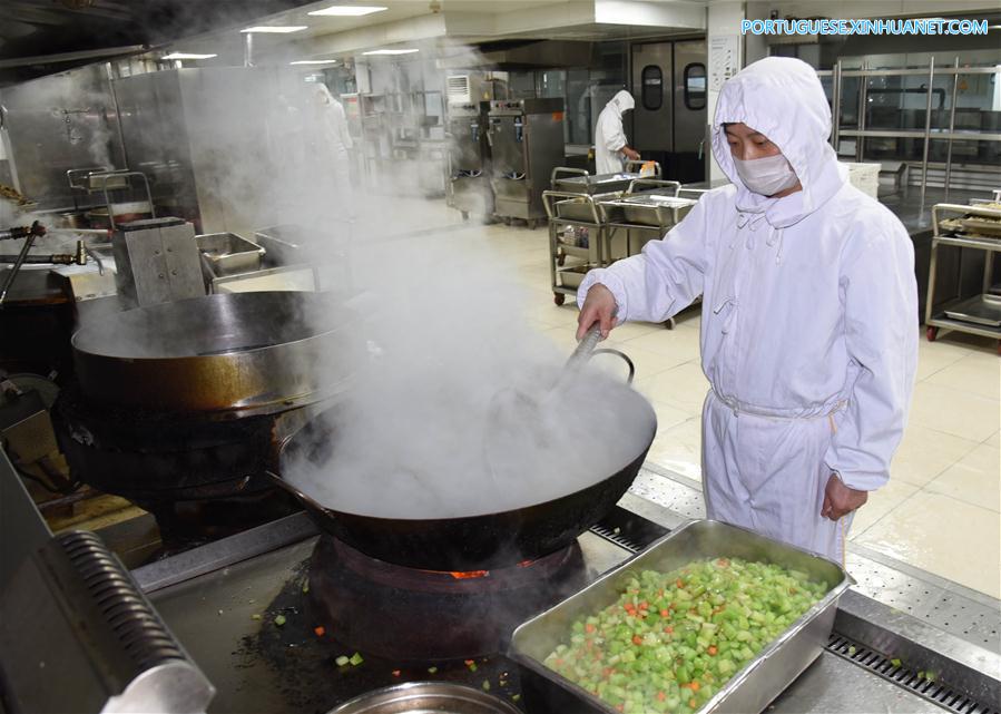 Refei??es embaladas em trens de alta velocidade s?o preparadas por empresas especializadas em servi?os de bufê