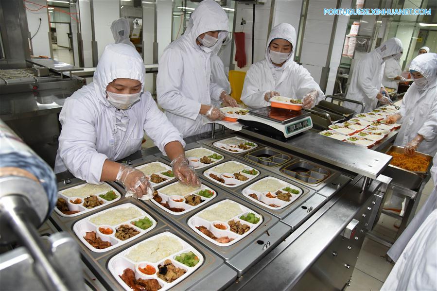 Refei??es embaladas em trens de alta velocidade s?o preparadas por empresas especializadas em servi?os de bufê